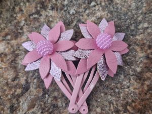 Puķu matu sprādzes gaiši rozā - spīdīgi rozā