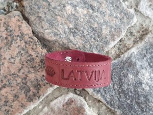 adas-rokasspradze9 Ādas rokassprādze sarkana Latvija
