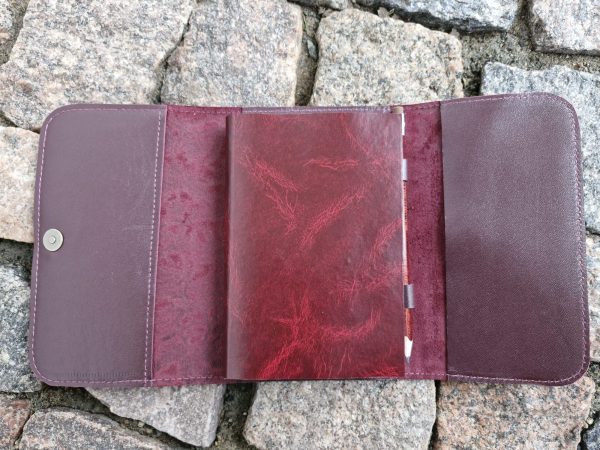 adas-maza-dienasgramata27-1 Mazā dienasgrāmata-bloks bordo pļava