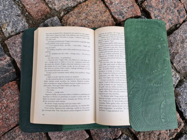 Grāmatu vāks zaļš Ūsiņa zīme un Aka