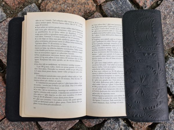 gramatu-vaks87-1 Grāmatu vāks melns Zalktis un Akas zīme