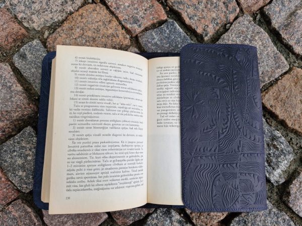 Grāmatu vāks tumši zils Zalkša un Mārtiņa zīmes