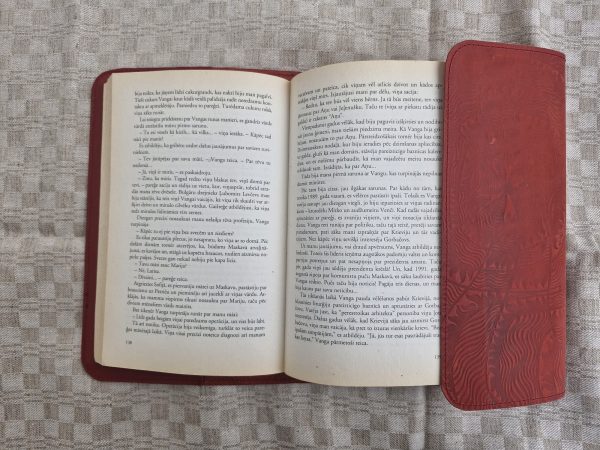 Grāmatu vāks sarkans Saules zīmes